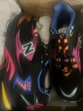 New Balance Unisex Black Multicolor 725 Sneakers